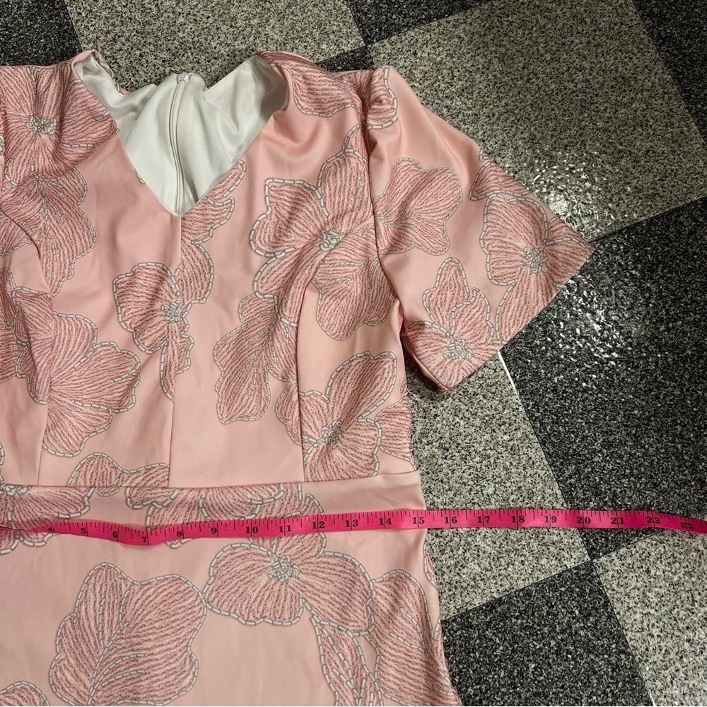 ❤️3/$15 Elegant Pink Midi Floral Dress Size M - Picture 2 of 6